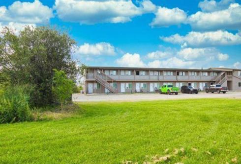 Kings Court Motel Cold Lake Exterior photo